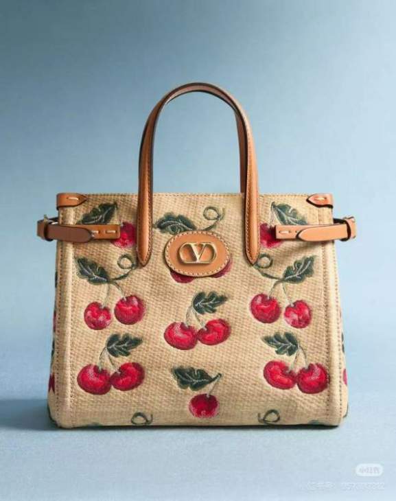 Picture of Valentino Handbags _SKUfw226715822fw